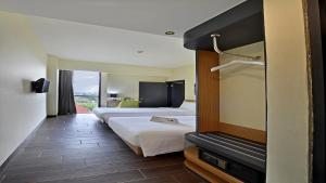 Postel nebo postele na pokoji v ubytování Whiz Prime Hotel Khatib Sulaiman Padang + 37 fotografií