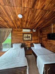 Ένα ή περισσότερα κρεβάτια σε δωμάτιο στο Radefa Cabin