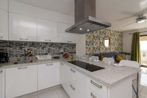 Kuchyň nebo kuchyňský kout v ubytování Castle Harbour 5