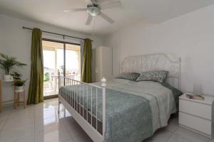 Postel nebo postele na pokoji v ubytování Castle Harbour 5