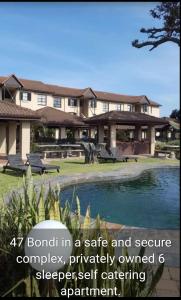 シェリービーチにある47 Bondi Beachの前にプールがある大きな家