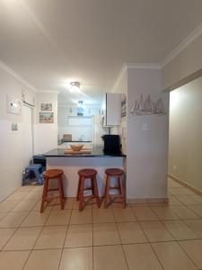 シェリービーチにある47 Bondi Beachの台所(カウンターとスツール3脚付)