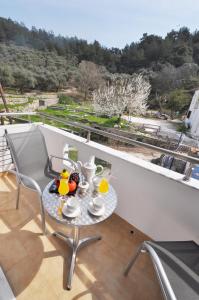 - une table et des chaises sur un balcon avec boissons dans l'établissement Green View Apartments, à Thasos