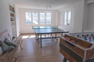 Stolní tenis v ubytování Engelberg Youth Hostel nebo okolí