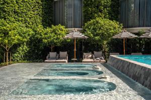 Bazén v ubytování The Salil Hotel Riverside Bangkok nebo v jeho okolí