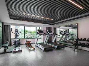 Fitness centrum a/nebo fitness zařízení v ubytování Country Inn & Suite by Radisson, Guangzhou Railway Station Xiaobei