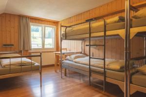 Postel nebo postele na pokoji v ubytování Engelberg Youth Hostel