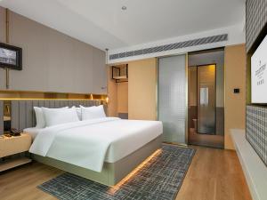 Postel nebo postele na pokoji v ubytování Country Inn & Suite by Radisson, Guangzhou Railway Station Xiaobei