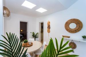 a dining room with a table and some plants at Villa ConchaMar Oceanbeach in Playa Honda