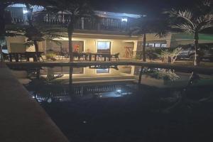 Avila's Hostel Moalboal near Beach 내부 또는 인근 수영장