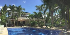 Avila's Hostel Moalboal near Beach 내부 또는 인근 수영장