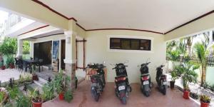 Avila's Hostel Moalboal near Beach 야외 정원