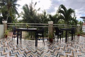 Avila's Hostel Moalboal near Beach 발코니 또는 테라스