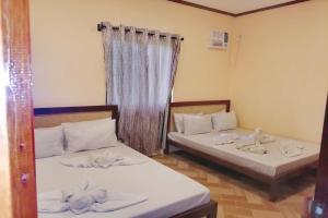 Avila's Hostel Moalboal near Beach 객실 침대