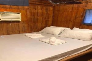 Avila's Hostel Moalboal near Beach 객실 침대