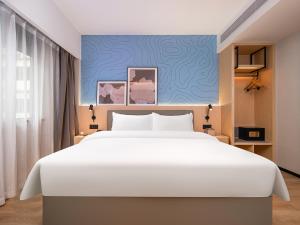 Postel nebo postele na pokoji v ubytování Country Inn & Suite by Radisson, Guangzhou Railway Station Xiaobei