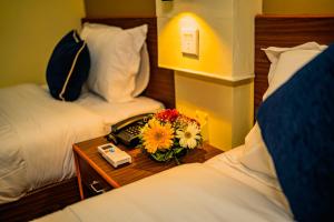 Una cama o camas en una habitación de Hotel Aashraya Home