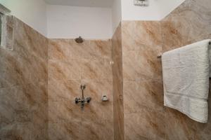 Un baño de Hotel Aashraya Home