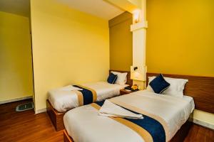 Una cama o camas en una habitación de Hotel Aashraya Home