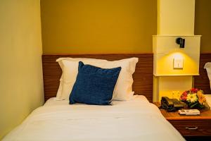 Una cama o camas en una habitación de Hotel Aashraya Home