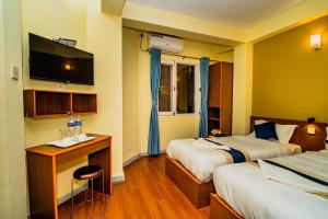 Una cama o camas en una habitación de Hotel Aashraya Home