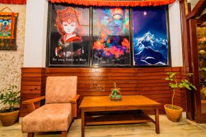 Un lugar para sentarse en Hotel Aashraya Home