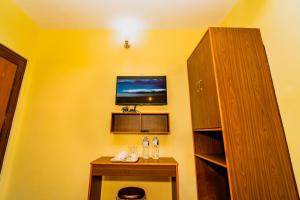 Una cocina o kitchenette en Hotel Aashraya Home