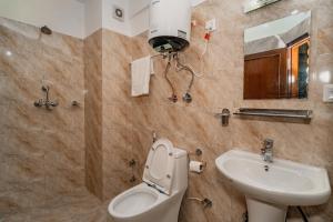 Un baño de Hotel Aashraya Home