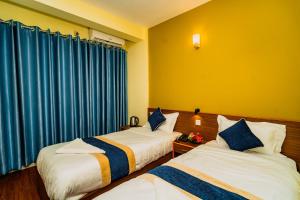 Una cama o camas en una habitación de Hotel Aashraya Home