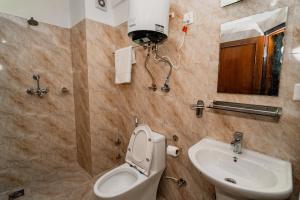 Un baño de Hotel Aashraya Home