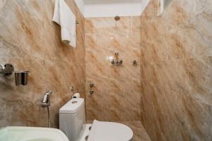 Un baño de Hotel Aashraya Home