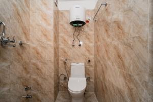 Un baño de Hotel Aashraya Home