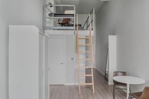 a room with a bunk bed and a table and chairs at Blueground Tacoma gym elevator lounge wd SEA-773 in Seattle