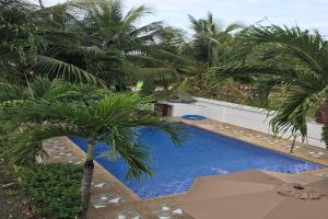 Avila's Hostel Moalboal near Beach 내부 또는 인근 수영장