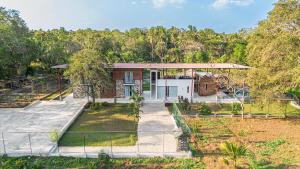 ein Haus mit einem Zaun davor in der Unterkunft Hungili Farm & Eco Resort in Maho