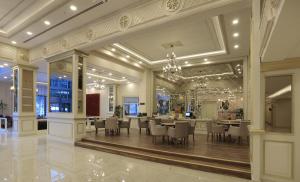 A restaurant or other place to eat at Cam Thermal Resort Hotel & Spa