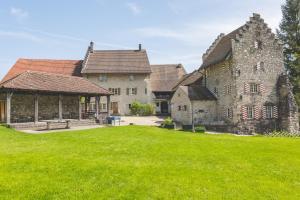 un antico edificio in pietra con gazebo di Brugg Youth Hostel a Brugg