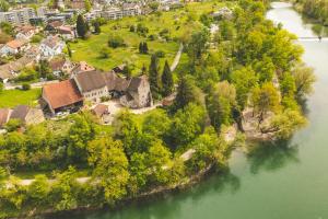 una vista aerea di una casa su un'isola in un fiume di Brugg Youth Hostel a Brugg