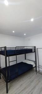 Dos literas en una habitación con techo en Welcoming Apartment in Igualada - 65.2 m² - 8 people, en Igualada 11 fotos más