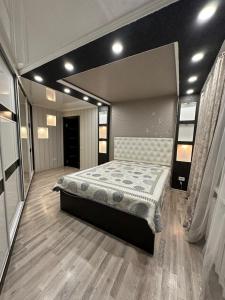 een slaapkamer met een groot bed in een kamer bij 2 ком люкс в центре города in Karagandy