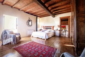 una camera da letto con un letto e un tappeto rosso di La Maison des Chênes - Piscine et grand terrain arboré dans une ambiance bucolique. a Cahuzac-sur-Vère Altre 26 foto