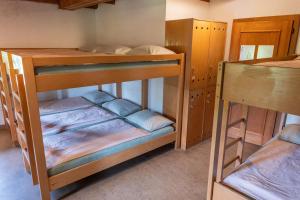 Letto o letti in una camera di Brugg Youth Hostel