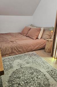 un lit assis dans une pièce avec un tapis dans l'établissement Niedalino, à Niedalino 36 autres photos