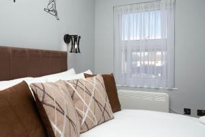 a bedroom with a bed and a window at Stylish and Homey 2 bedroom in Abbey Wood in Abbey Wood