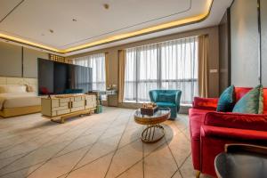ein Wohnzimmer mit einem roten Sofa und einem Fernseher in der Unterkunft Atour S Hotel Guangzhou Beijing Road Tianzi Wharf-Free Shuttle Bus From Hotel To Pazhou Exhibition Center During Canton Fair in Guangzhou