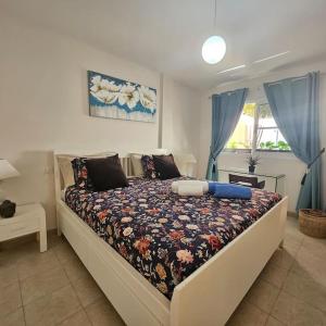 1 dormitorio con 1 cama grande y edredón en Esmeralda Sunny Relax, en Caleta de Fuste 22 fotos más