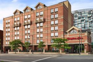 un edificio de ladrillo rojo en la esquina de una calle en Hampton Inn by Hilton Boston/Cambridge, en Cambridge