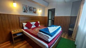 Postel nebo postele na pokoji v ubytování Indivar Homestay