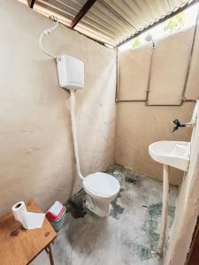 a bathroom with a toilet and a sink at Tatajuba Hostel Casa Pascual in Tatajuba