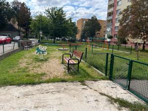 A garden outside Kondé Apartments A